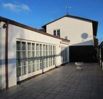 Charmantes Einfamilienhaus mit spannender Architektur *Garten, Terrasse, Freisitz und Doppelgarage* - Julbach / Buch