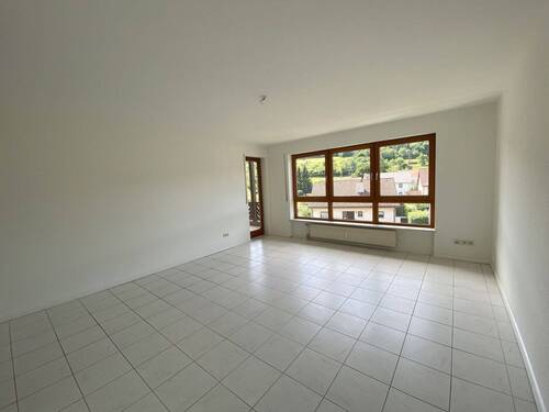 Lichtdurchflutetes Wohnzimmer - Helle 3-Zimmer-Wohnung in Maulburg mit Balkon