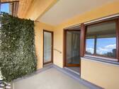 Moderner Balkon mit Glasfront - 