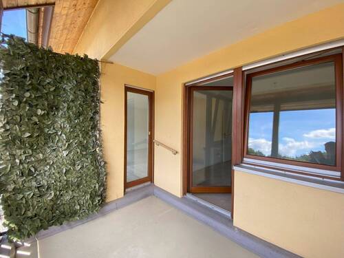 Moderner Balkon mit Glasfront - 