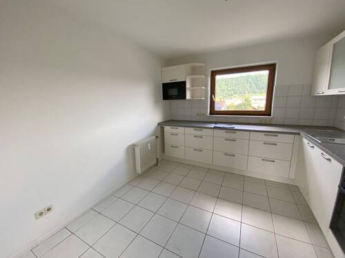 Helle Küche mit Fenster - 