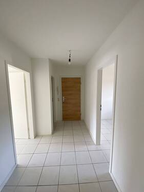 Heller Flur mit Türen - 