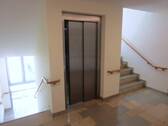 Treppenhaus mit Aufzug - 2 Zimmer Etagenwohnung zum Kaufen in Nürnberg