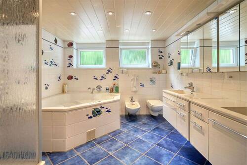 Elternbad mit Dusche und Badewanne - 