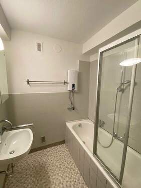 Badezimmer - Etagenwohnung mit 100,00 m&sup2; in Saarbrücken zur Miete