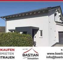 Frische Luft, freier Blick, hoher Wohnkomfort = Lebensqualität! Modernes 2-Fam.-Haus in Mertesheim!