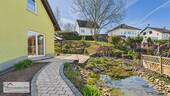 Terrasse mit Gartenteich - 