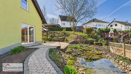 Terrasse mit Gartenteich - 