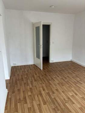 Wohnzimmer - 2 Zimmer Etagenwohnung zur Miete in Dessau-Roßlau