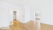 Wohn- /Esszimmer mit Zugängen zur Diele und Küche - 