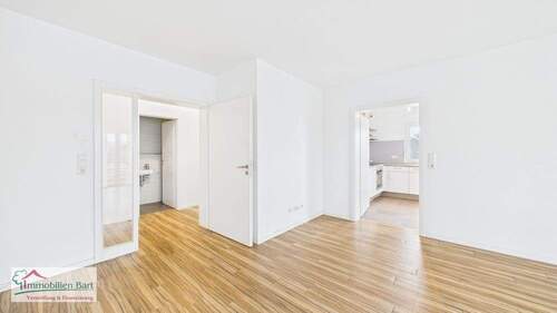 Wohn- /Esszimmer mit Zugängen zur Diele und Küche - 