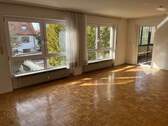 Großzügiger Wohn-/Essbereich mit Parkettboden - Sehr helle 4 ZW mit großzügigem Wohn-Essbereich, Wintergarten, nagelneuem Tageslichtbad in absolut ruhiger Wohnlage in einem 3 Familien-Haus