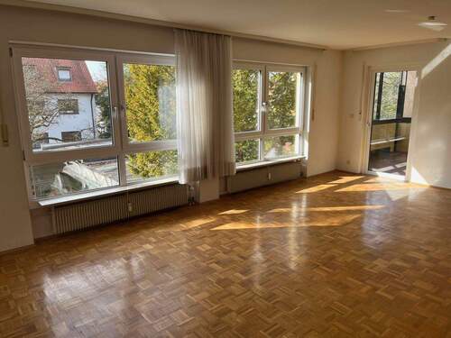 Großzügiger Wohn-/Essbereich mit Parkettboden - Sehr helle 4 ZW mit großzügigem Wohn-Essbereich, Wintergarten, nagelneuem Tageslichtbad in absolut ruhiger Wohnlage in einem 3 Familien-Haus