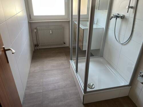 Nagelneues Duschbad - 