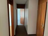 Flur mit sehr praktischem Einbauschrank - 