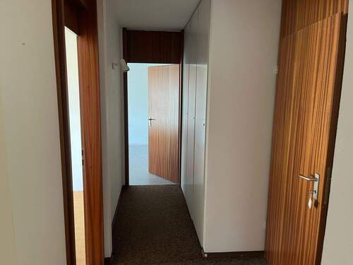 Flur mit sehr praktischem Einbauschrank - 