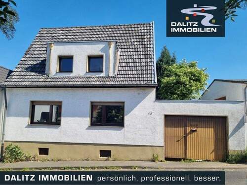 Hausansicht mit Logo - Sanierungsfall mit Zukunft - Ihr Projekt in bester Umgebung!