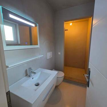 Dusche und W C im Erdgeschoss - 