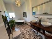 Badezimmer mit Wanne - 