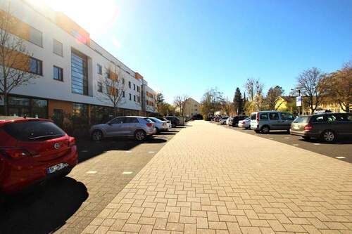 Viel Parkfläche vor Ihrer Gewerbeeinheit - 