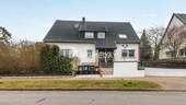 Außenansicht 1 - Charmante 2-Zimmer-Wohnung mit 60 m² Ausbaureserve im Spitzboden und Balkon