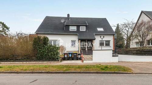 Außenansicht 1 - Charmante 2-Zimmer-Wohnung mit 60 m² Ausbaureserve im Spitzboden und Balkon