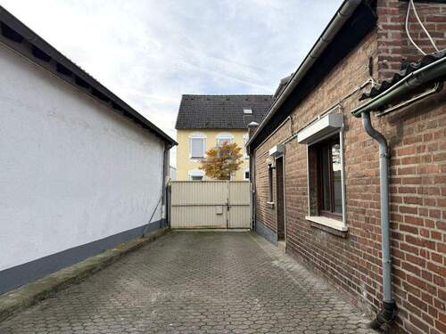 Einfahrt - 4 Zimmer Einfamilienhaus zum Kaufen in Merzenich / Girbelsrath