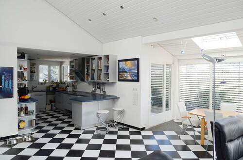 Küche mit EBK im EG - 6 Zimmer Einfamilienhaus in Herrenberg