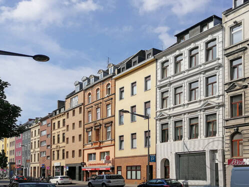 Haus und Straßenansicht - 2 Zimmer Mehrfamilienhaus, Wohnhaus zum Kaufen in Köln