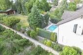 Gartenansicht mit Pool - 