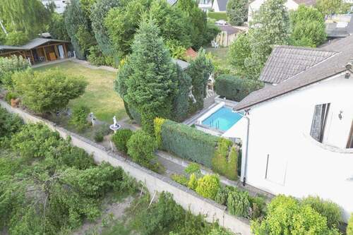 Gartenansicht mit Pool - 