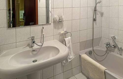 Wannenbad Erdgeschoss links - 