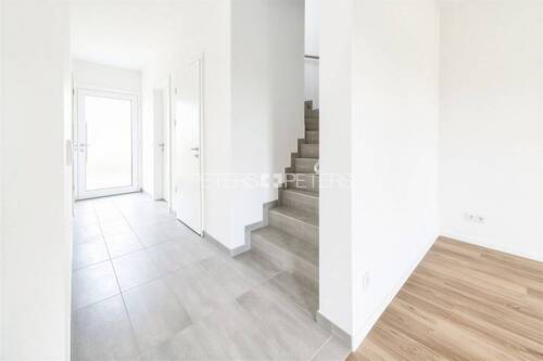 Eingang und Treppenaufgang Bsp - 5 Zimmer Etagenwohnung zur Miete in Schwerin