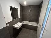 Badezimmer mit Wanne - 