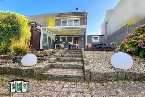 Gartenseite mit Terrasse - 