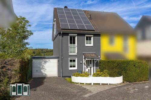 Vorderansicht mit Zufahrt und Stellplatz - 5 Zimmer Doppelhaushälfte zum Kaufen in Remscheid