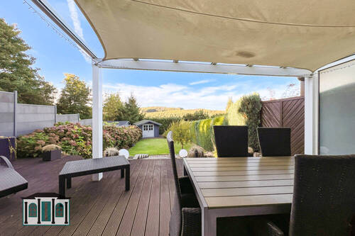 Terrasse mit Blick in den Garten - 