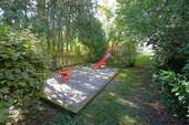 kleiner Spielplatz im Garten - 
