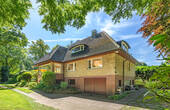 Haus mit Blick auf die Garage - 9 Zimmer Einfamilienhaus zum Kaufen in Hamburg