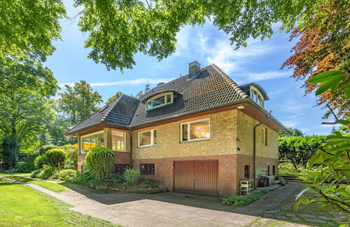 Haus mit Blick auf die Garage - 9 Zimmer Einfamilienhaus zum Kaufen in Hamburg