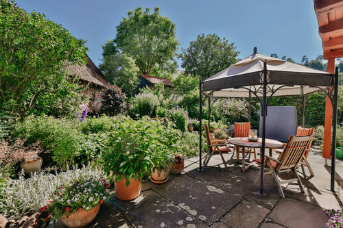 Freisitz im romantischen Garten - 9 Zimmer Mehrfamilienhaus, Wohnhaus zum Kaufen in Zimmern ob Rottweil