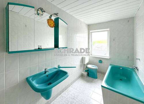...und Komplettbad mit Farbakzenten - 