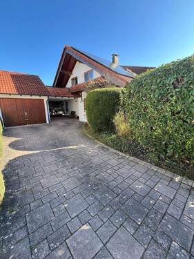 Einfahrt mit Garage - 