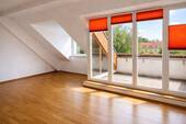 Wohnzimmer - Exklusive 3-Zimmer-Dachgeschosswohnung mit sonniger Dachterrasse im historischen Denkmalobjekt in Berlin-Kladow