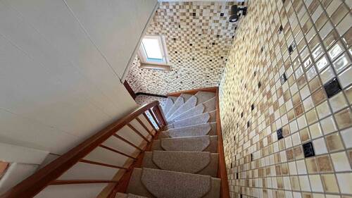 Holztreppe ins Obergeschoss - 