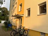 Hauseingang - AREAS: Vermietete 3-Raum-Wohnung mit Balkon in Strehlen zu verk.