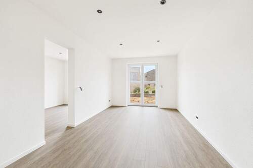 Wohnzimmer - KI-generiertes Bild aus Rohbauzustand! Abweichungen möglich! - Ihr neues Zuhause in Husum - Moderne Erdgeschosswohnung mit Terrasse
