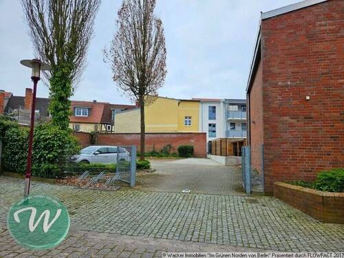 Hof bzw Parkplatz - 