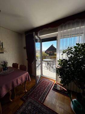 Wohnzimmer mit Ausgang zur Terrasse - 