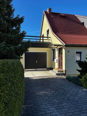 Einfahrt - Herrlicher, großer Garten und weitere Bebauungsmöglichkeit